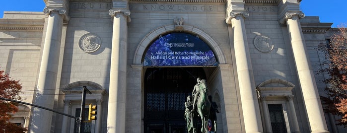 アメリカ自然史博物館 is one of New York.