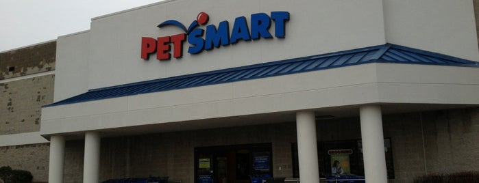 PetSmart is one of Orte, die Kim gefallen.