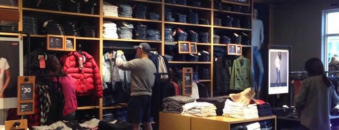 Levi's Outlet Store is one of Tempat yang Disukai Tema.