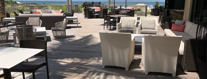 The Deck At 560 is one of Locais curtidos por Luis.