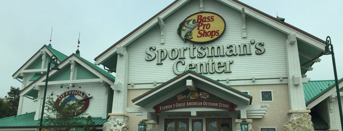 Bass Pro Shops is one of Stephanieさんのお気に入りスポット.