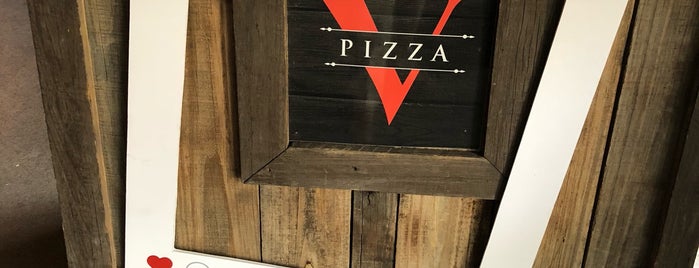 V Pizza is one of สถานที่ที่ Stephanie ถูกใจ.