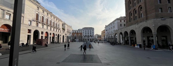 Piazza della Vittoria is one of Brecsina.