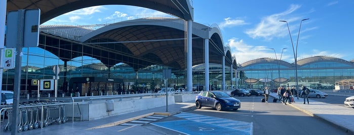 Parking Aeropuerto de Alicante is one of Lieux qui ont plu à Paola.
