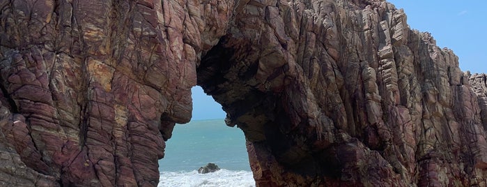 Pedra Furada is one of Locais de Jericoacoara.