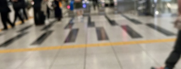 JR 大阪駅 連絡橋口 is one of daily.