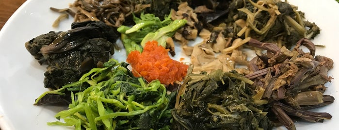 점봉산 산나물 is one of Gourmet.