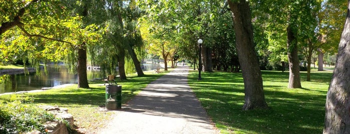 Victoria Park is one of Lugares favoritos de Joe.