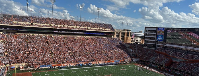 Darrell K Royal-Texas Memorial Stadium is one of Willさんのお気に入りスポット.