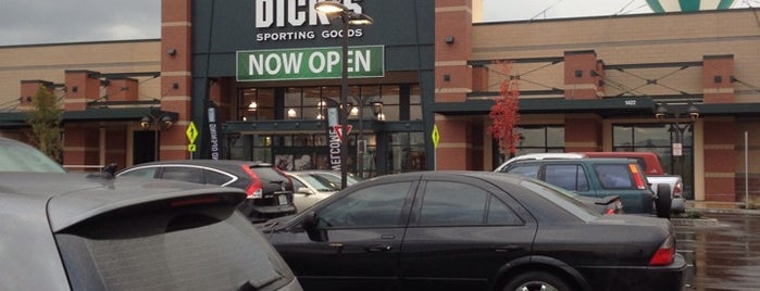 DICK'S Sporting Goods is one of สถานที่ที่ Doug ถูกใจ.