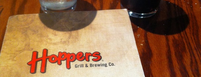 Hoppers Grill & Brewing Co. is one of Lugares favoritos de Roxy.