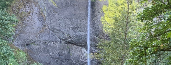 Latourell Falls is one of Lugares favoritos de Marie.