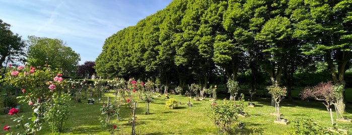 Kensal Green Cemetery is one of London.