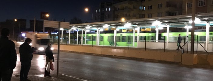Esenevler - Hacivat Metro İstasyonu is one of M1 Emek - Kestel Metro Hattı.