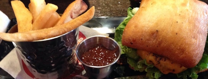 Red Robin Gourmet Burgers and Brews is one of Lugares favoritos de Terri.