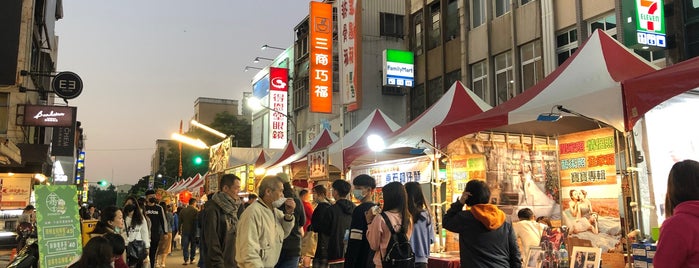 新堀江商圈 is one of Eat play indulge list.