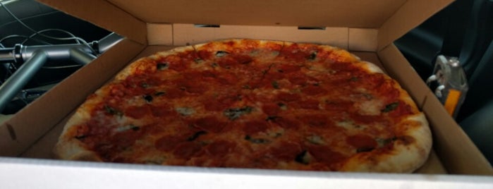 Guido's New York Style Pizzeria is one of Locais curtidos por Porter.