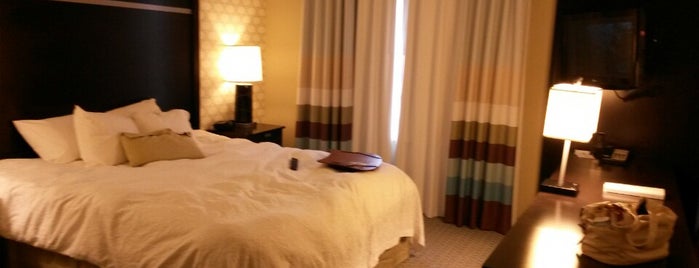 Hampton Inn & Suites is one of Divya'nın Beğendiği Mekanlar.