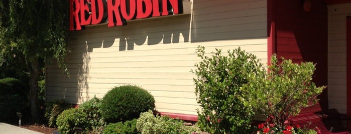 Red Robin Gourmet Burgers and Brews is one of สถานที่ที่ Sunjay ถูกใจ.