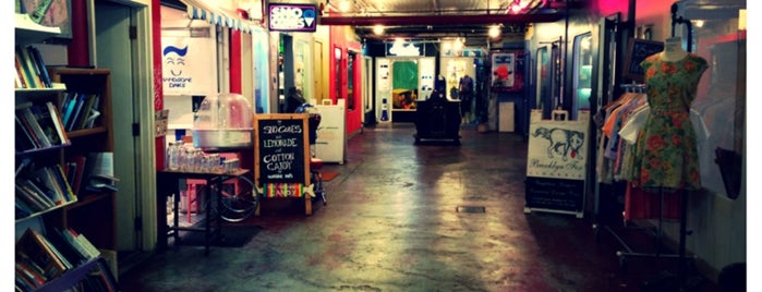Williamsburg Mini Mall is one of Lesさんのお気に入りスポット.
