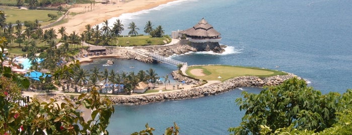 Club de Golf Las Hadas is one of Tempat yang Disukai Gabo.