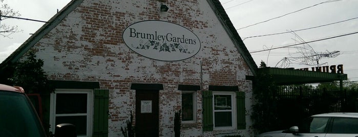 Brumley Gardens is one of Lieux qui ont plu à Robert Dwight.