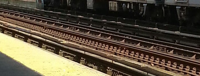 MTA Subway - M Train is one of Tempat yang Disimpan Kimmie.