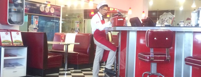 Johnny Rockets - Salitre Plaza is one of Orte, die Danilo gefallen.