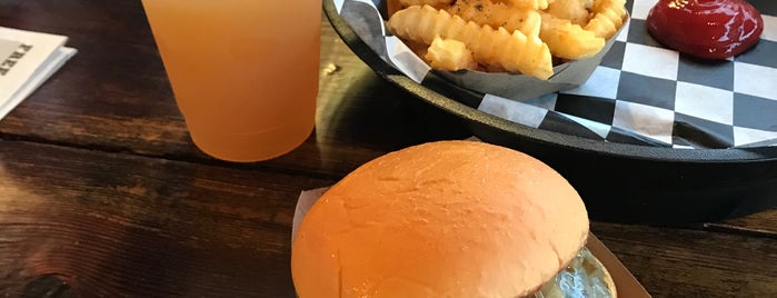 Al's Burger Shack is one of สถานที่ที่ Mark ถูกใจ.