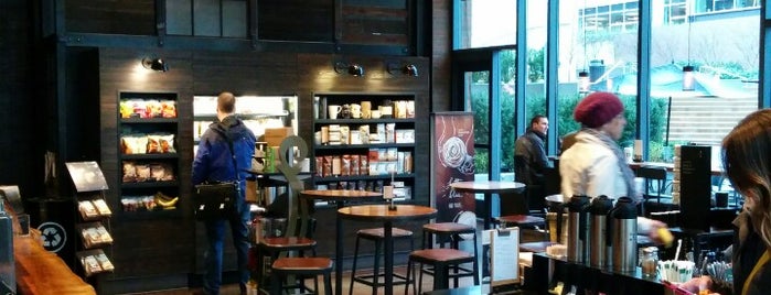 Starbucks is one of สถานที่ที่ Jacquie ถูกใจ.
