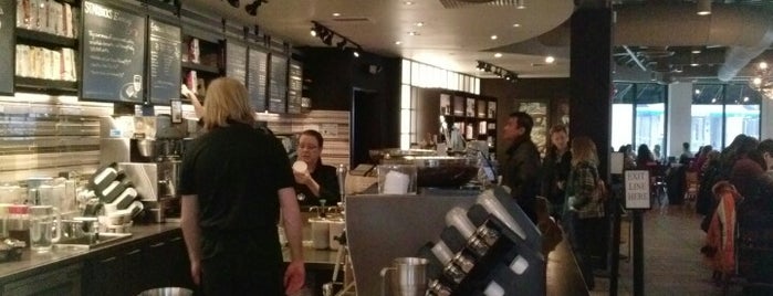 Starbucks is one of สถานที่ที่ kerryberry ถูกใจ.