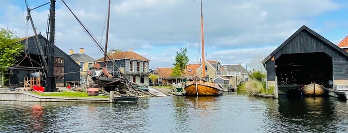 Gemeentehaven en Sluis is one of Brêgen yn Fryslân.