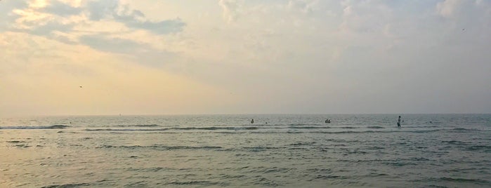 The Beach is one of Tempat yang Disukai Theo.