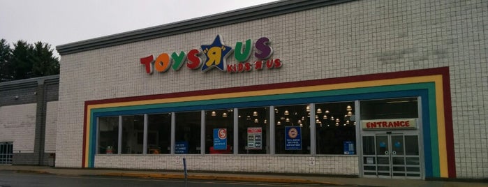 Toys"R"Us is one of Tempat yang Disukai Tammy.