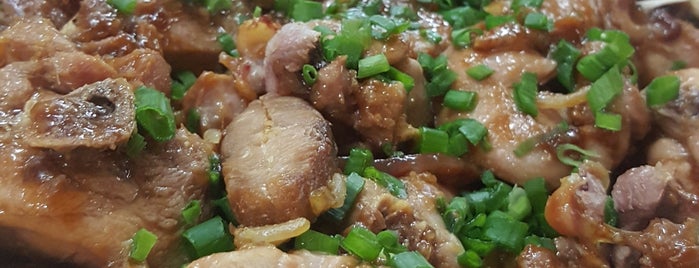 Wei Ji Claypot Chicken Rice (韋吉瓦煲雞飯) is one of KL Cheap Eats.