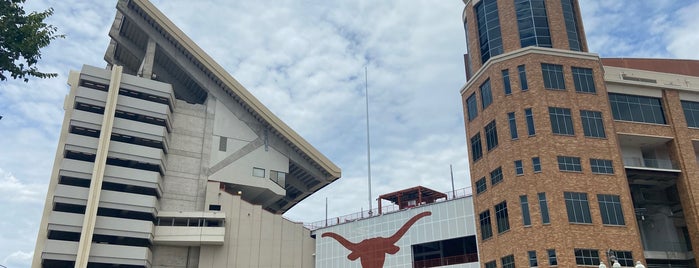 Darrell K Royal-Texas Memorial Stadium is one of Lugares favoritos de Troy.