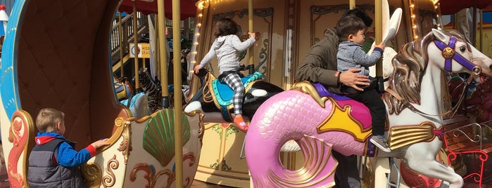 The Carousel at Pier 39 is one of Tempat yang Disukai Ryan.