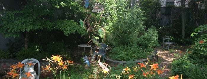 Backyard Garden is one of Lugares favoritos de Samuel.