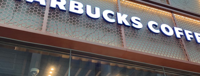 Starbucks is one of Поволжский 👑'ın Beğendiği Mekanlar.