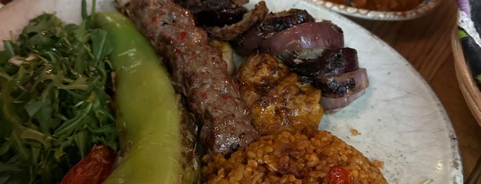 Ali's Grill is one of Posti che sono piaciuti a Burak.