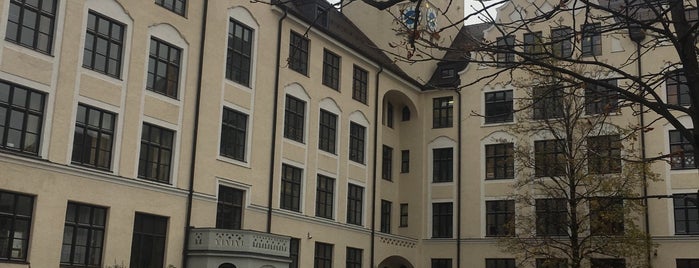 mittelschule Alfonsstrasse is one of สถานที่ที่บันทึกไว้ของ Martina.