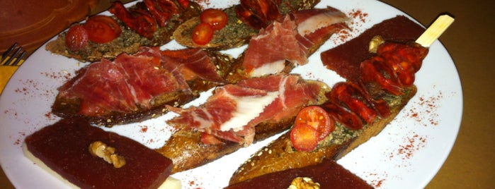 Jamón is one of Spiridoula 님이 저장한 장소.