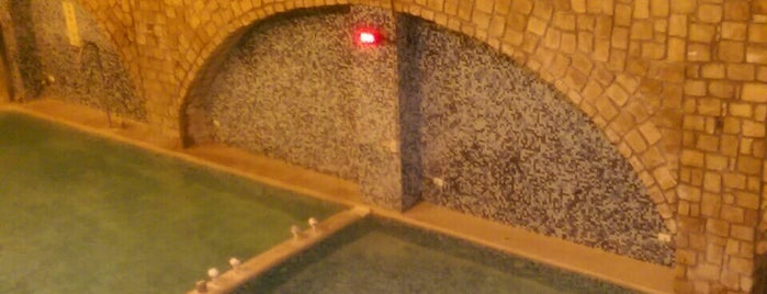 Hoya Hot Springs Pool is one of Lugares favoritos de Robin.