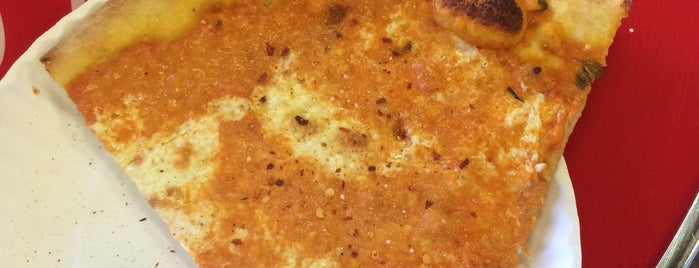 Domenico's Pizzeria is one of Lieux sauvegardés par Lizzie.