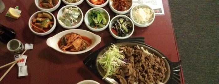 Ma Ma's Korean Restaurant is one of สถานที่ที่ Zach ถูกใจ.