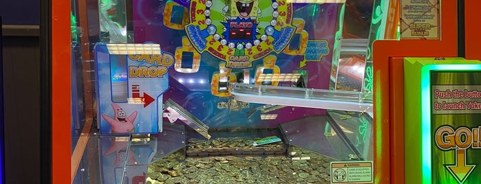 Chuck E. Cheese's is one of Beneficios.