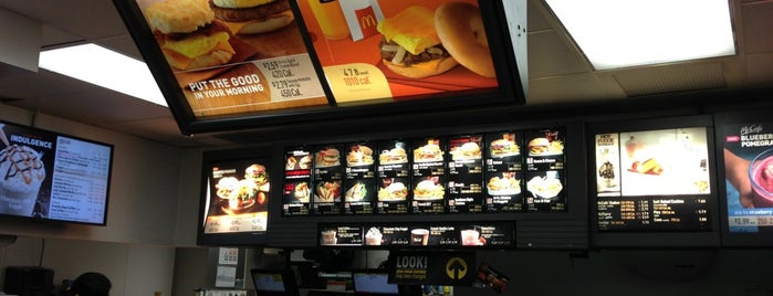 McDonald's is one of Locais curtidos por John.