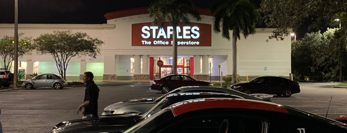 Staples is one of Orte, die Kandyce gefallen.