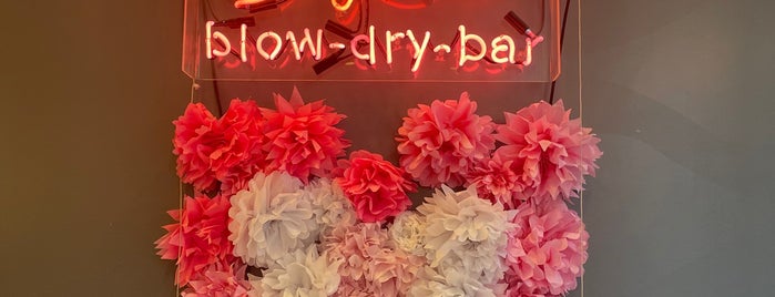 Blo Blow Dry Bar is one of Salons LA.