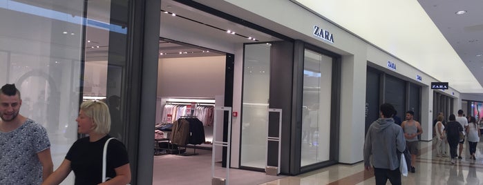 Zara is one of สถานที่ที่ Massimo ถูกใจ.